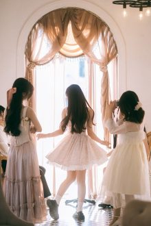 2026年春季华语动作悬疑大片电影海报，主角持刀立于暗红背景前，海报设计感强烈，院线同步高清版