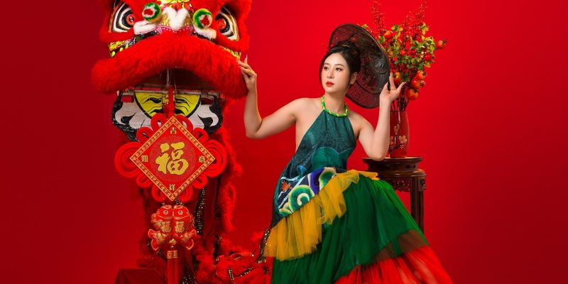 免费在线观看最新电影 2026年春节档华语动作大片宣传海报，红色主视觉，演员高燃对决场景，院线同步高清版
