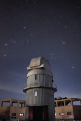 2026年韩国犯罪片电影海报，首尔夜景霓虹灯背景下的侦探剪影，中文字幕版